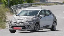 2017-renault-clio-facelift-spy-photo.webp