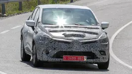 2017-renault-clio-facelift-spy-photo.webp