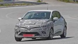 2017-renault-clio-facelift-spy-photo.webp