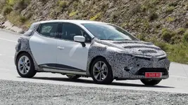 2017-renault-clio-facelift-spy-photo.webp