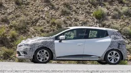 2017-renault-clio-facelift-spy-photo.webp