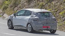 2017-renault-clio-facelift-spy-photo.webp