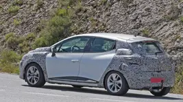 2017-renault-clio-facelift-spy-photo.webp