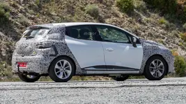 2017-renault-clio-facelift-spy-photo.webp