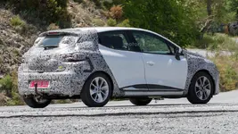 2017-renault-clio-facelift-spy-photo.webp