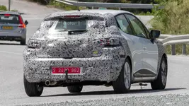 2017-renault-clio-facelift-spy-photo.webp